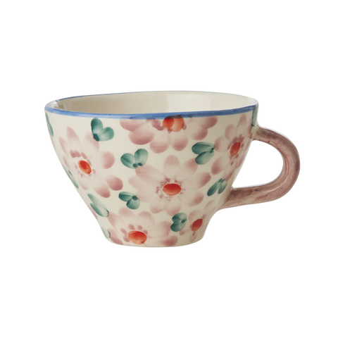 Taza de te de cerámica con flores pintadas a mano
