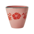 Taza ovalada de cerámica rosa con flores pintadas a mano