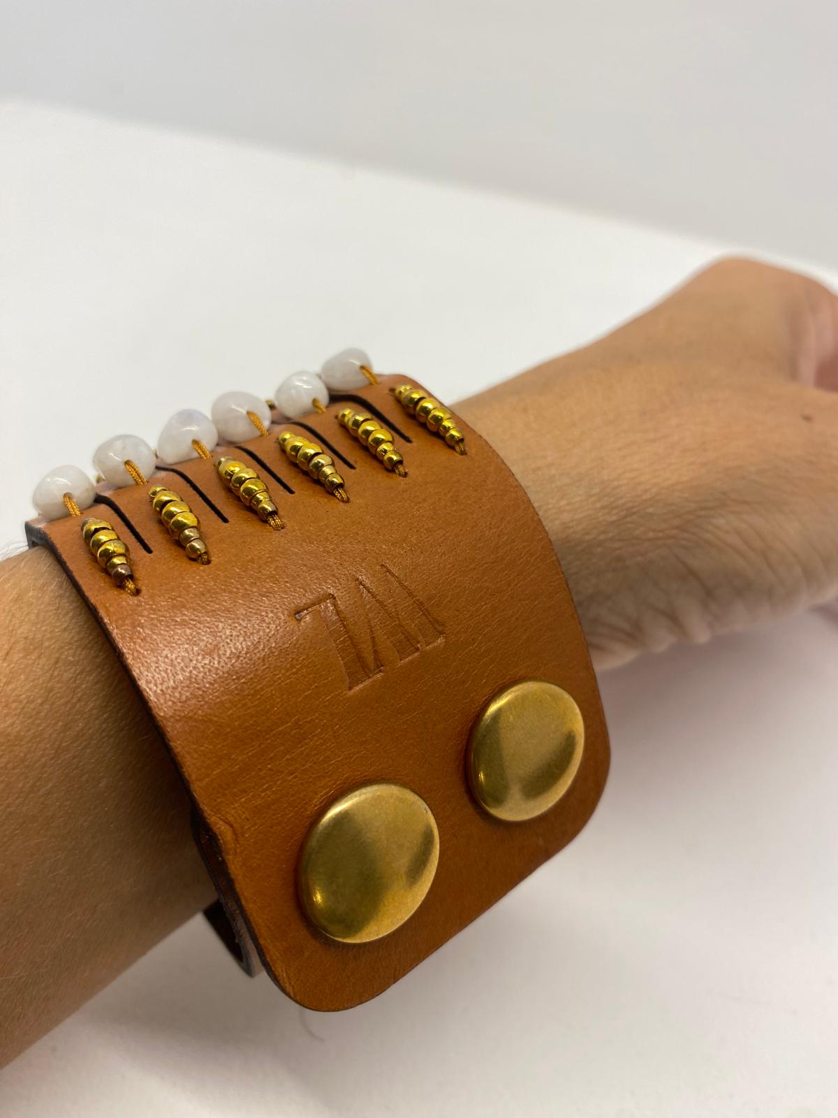 Pulsera de piel con piedras