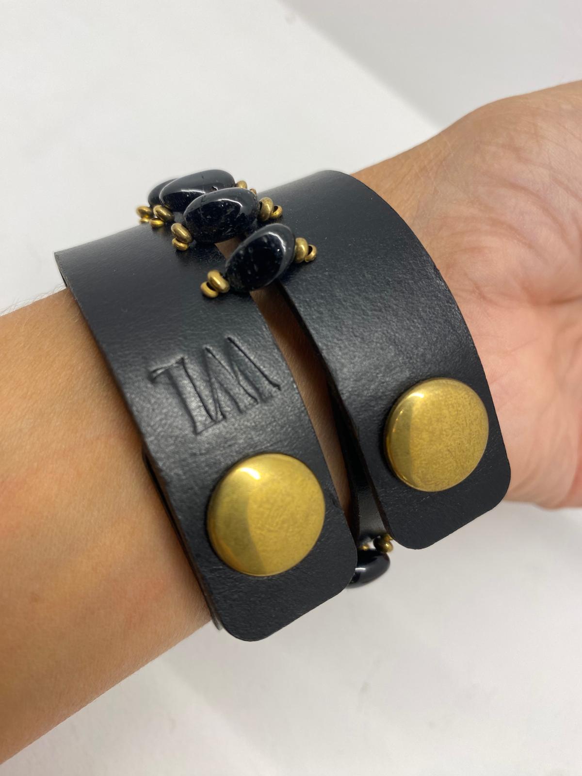 Pulsera del piel con piedras