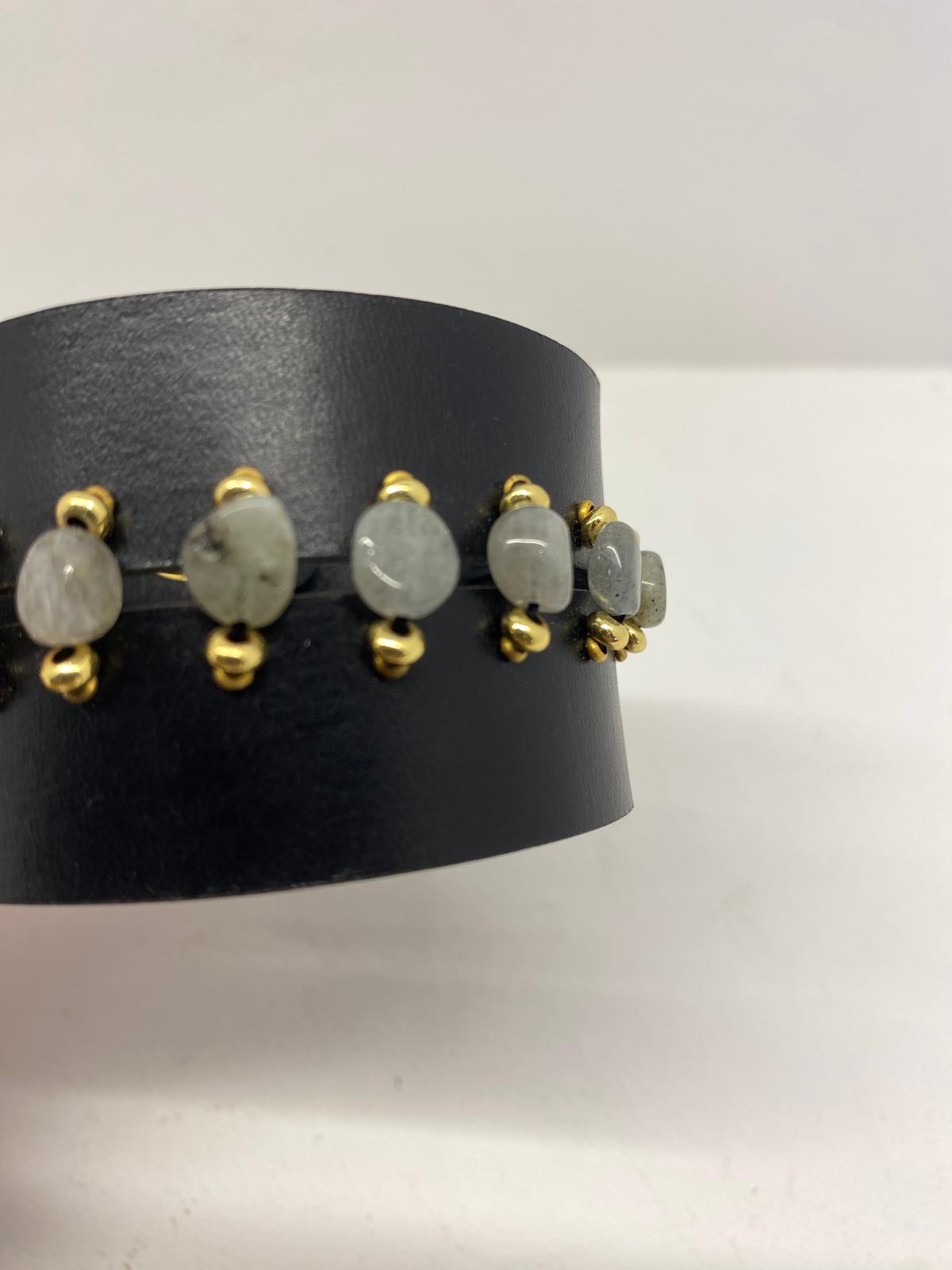 Pulsera de piel con piedras
