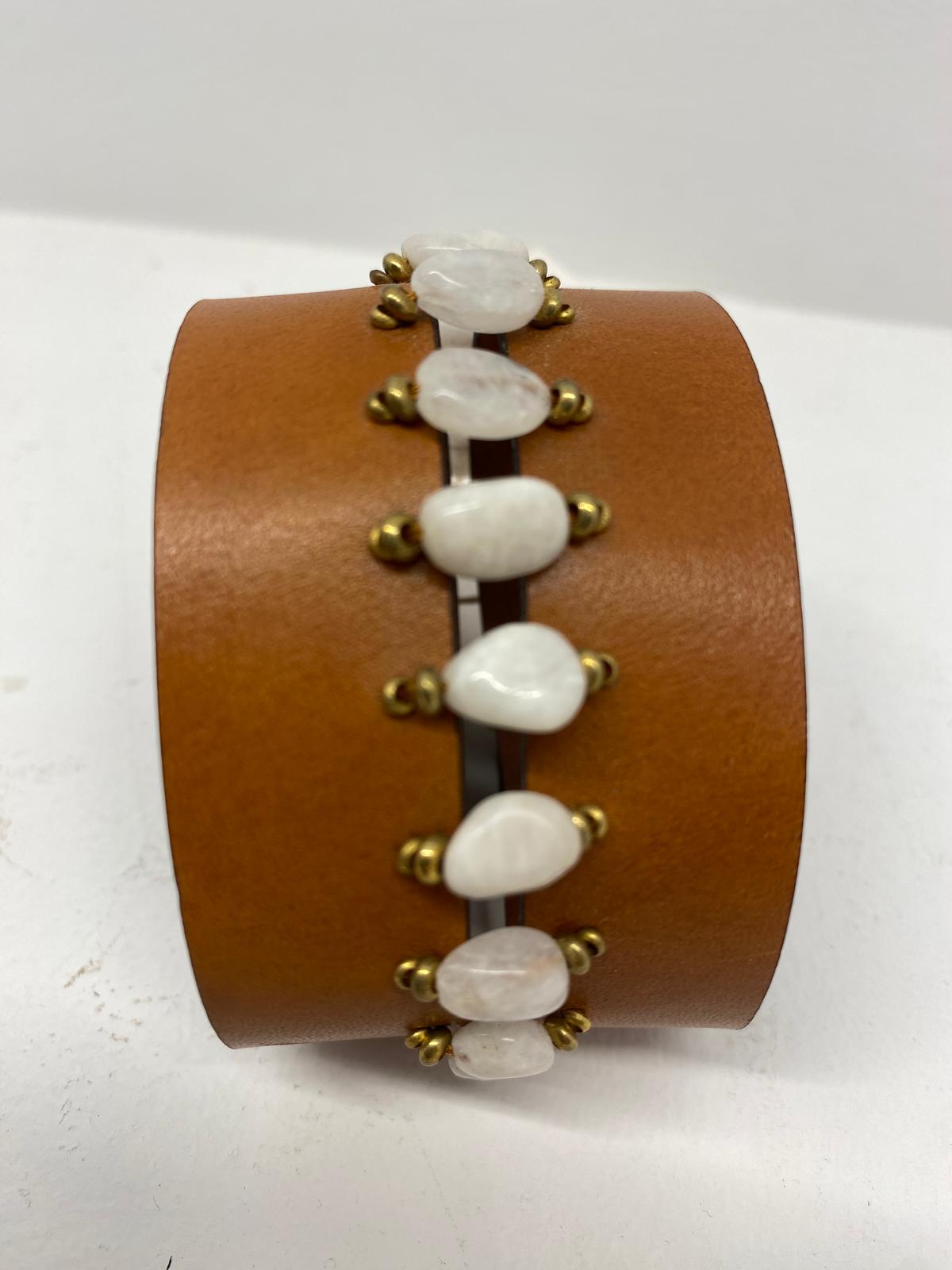 Pulsera de piel con piedras